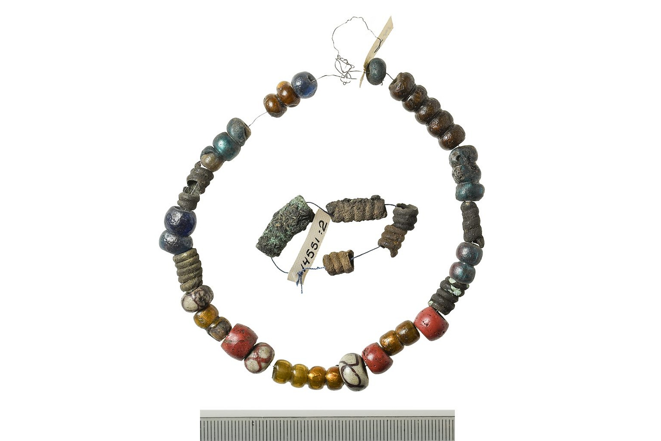 Археологи обнаружили здесь элегантные ожерелья из стеклянных бусин.