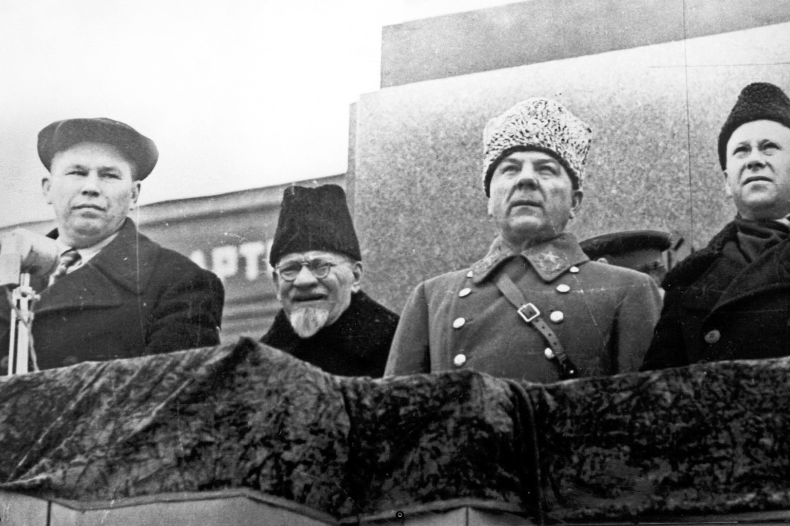 Маршал К.Е. Ворошилов и М.И. Калинин на трибуне во время парада 7 ноября 1941 года в городе Куйбышеве.