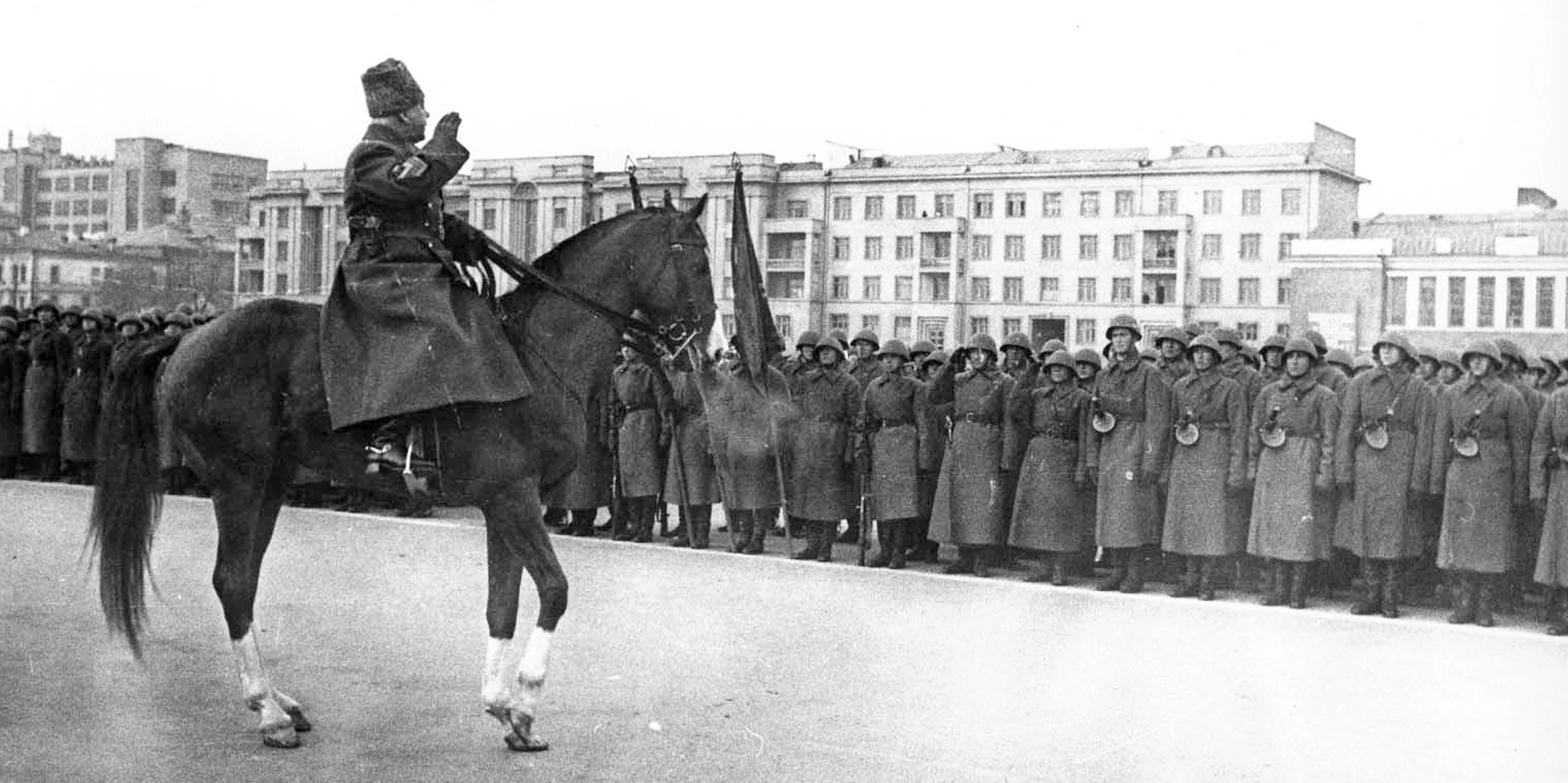 Маршал К.Е. Ворошилов принимает парад в Куйбышеве 7 ноября 1941 года.