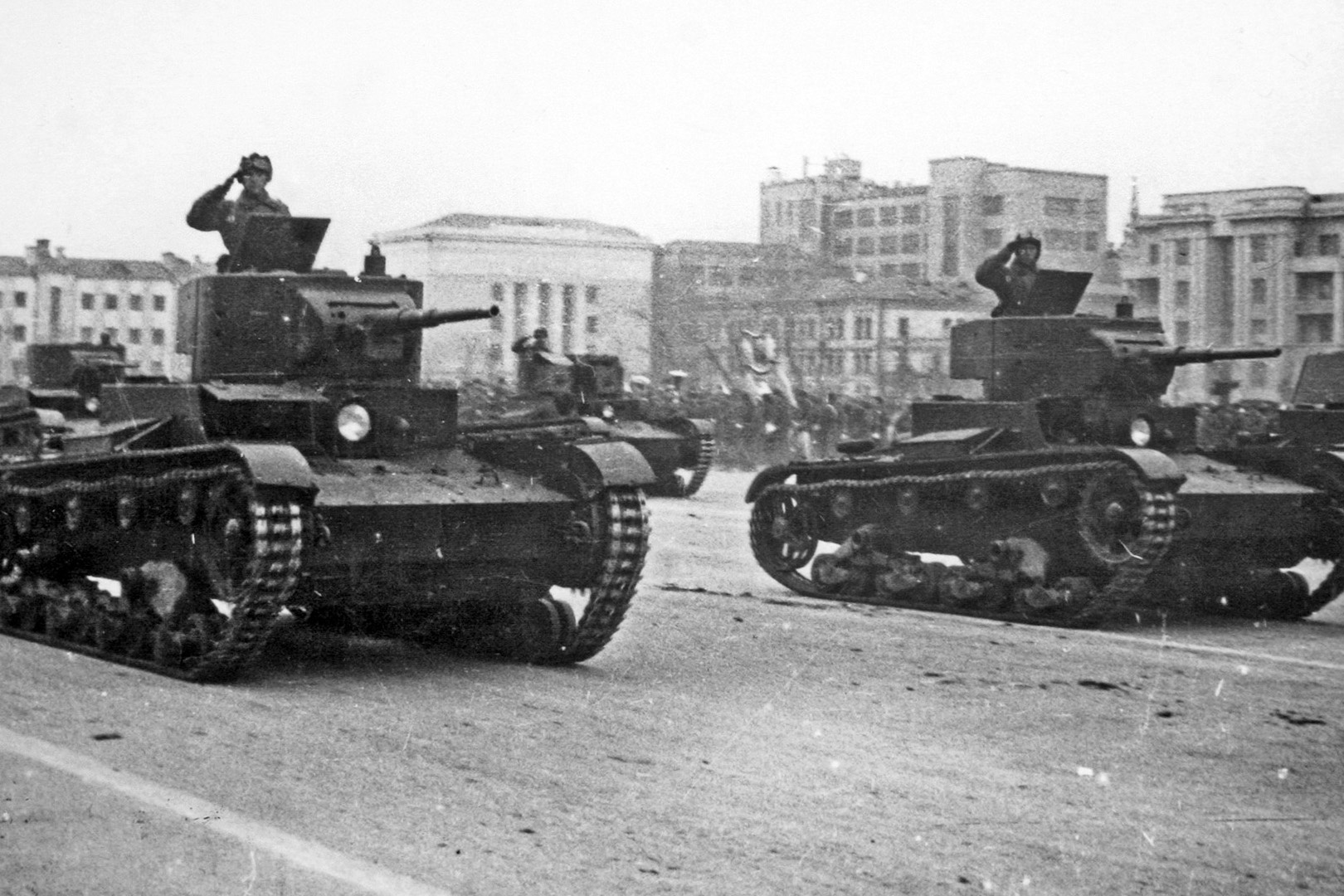 Легкие танки Т-26 на параде 7 ноября 1941 года в городе Куйбышеве.