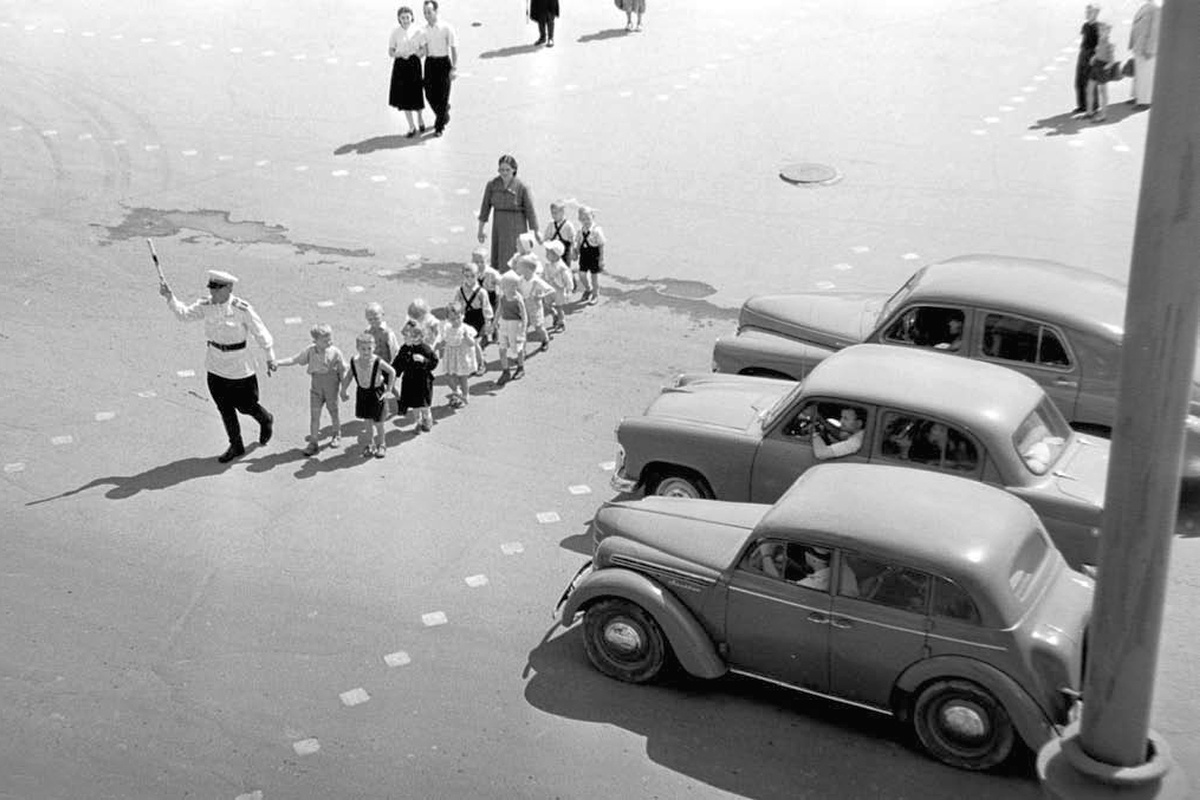 Постовой милиционер переводит детей через улицу. Саратов. 1958 г. Фотограф Я. Рюмкин. РГАКФД.
