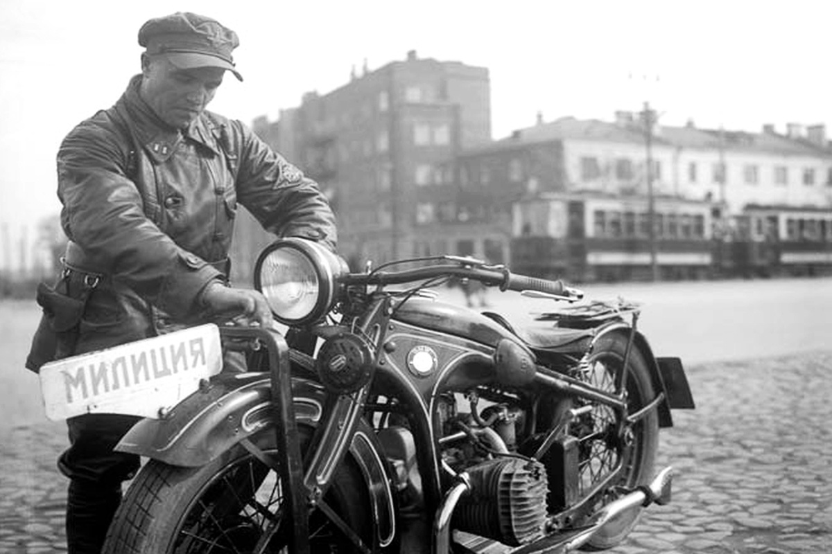 Инспектор отдела регулирования уличного движения (ОРУД) перед проверкой участка. Москва. 1933 г. Фотограф не установлен. РГАКФД.