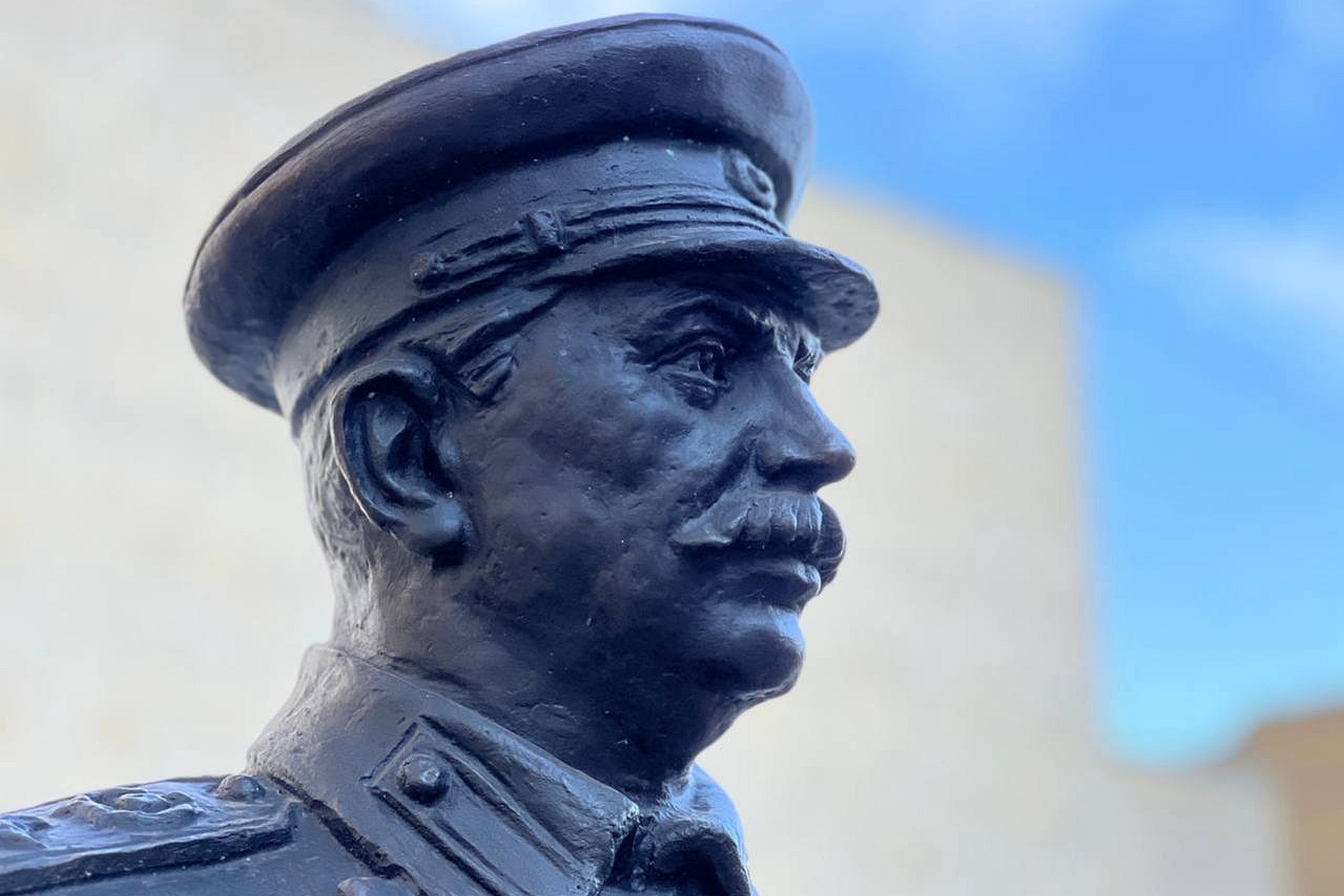 Власти Вологды считают, что памятник установлен на законных основаниях и обжалуют решение прокуратуры в судах.