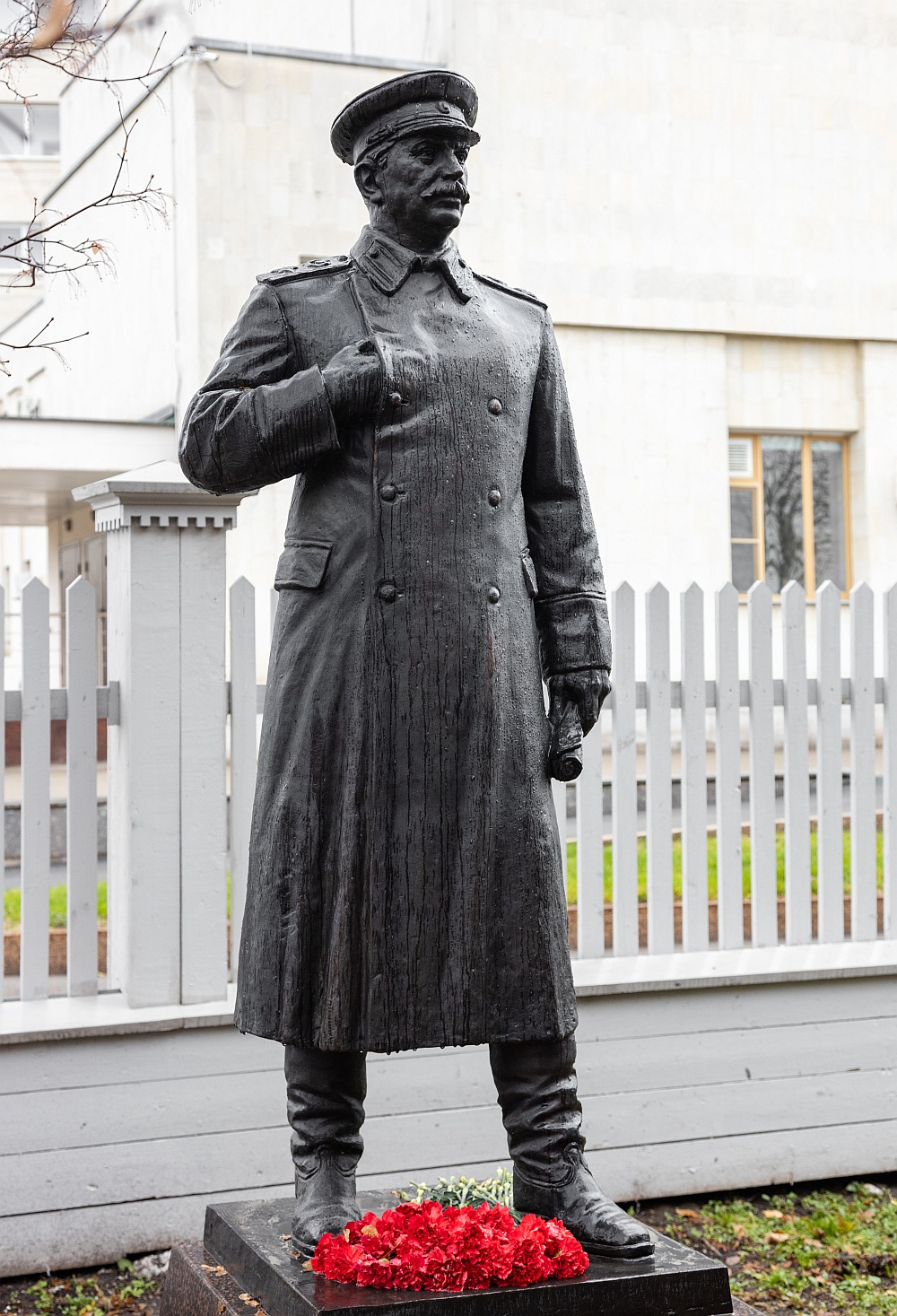 Самый скандальный памятник 2025 года - Сталин у музея "Вологодская ссылка" в Вологде. Его сноса требует прокуратура, усмотрев нарушения в исполнении контракта на установку монумента.