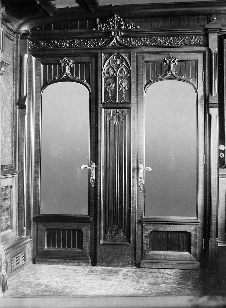 Интерьер царского поезда Николая II. Двери кабинета 