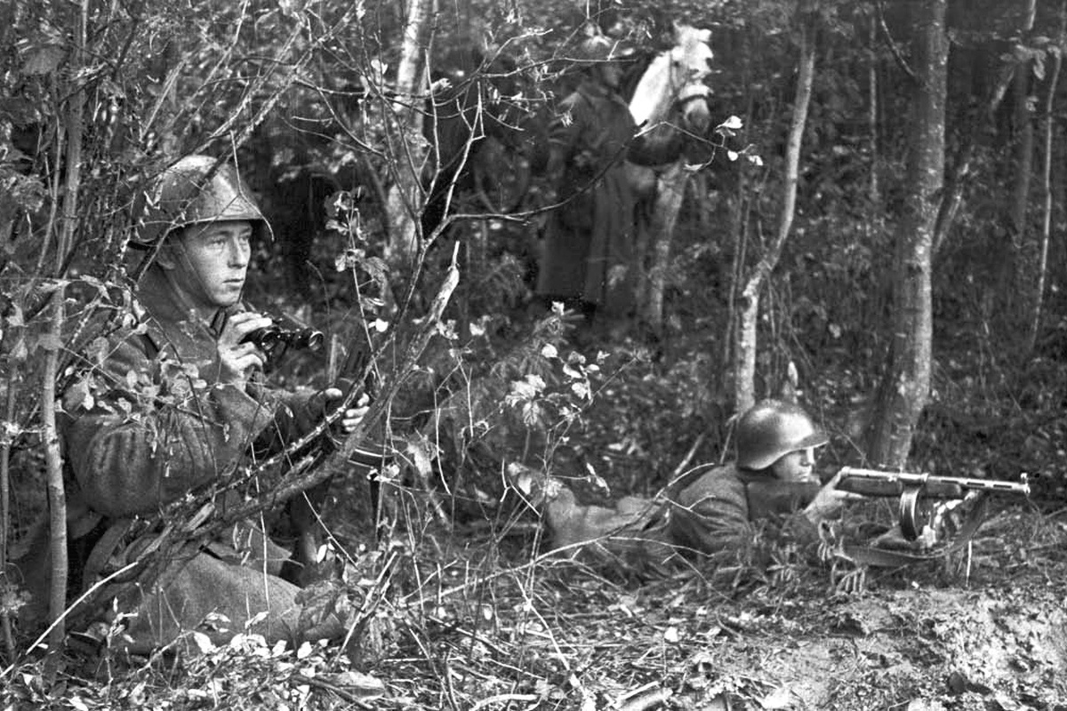 На подступах к Ленинграду. Конные разведчики, не раз побывавшие в тылу врага. Слева направо: лейтенант П. Ромашёв, замполитрука Ф. Файзов, красноармеец А. Шубин. Фото А. Устинова. 8 октября 1941 года.