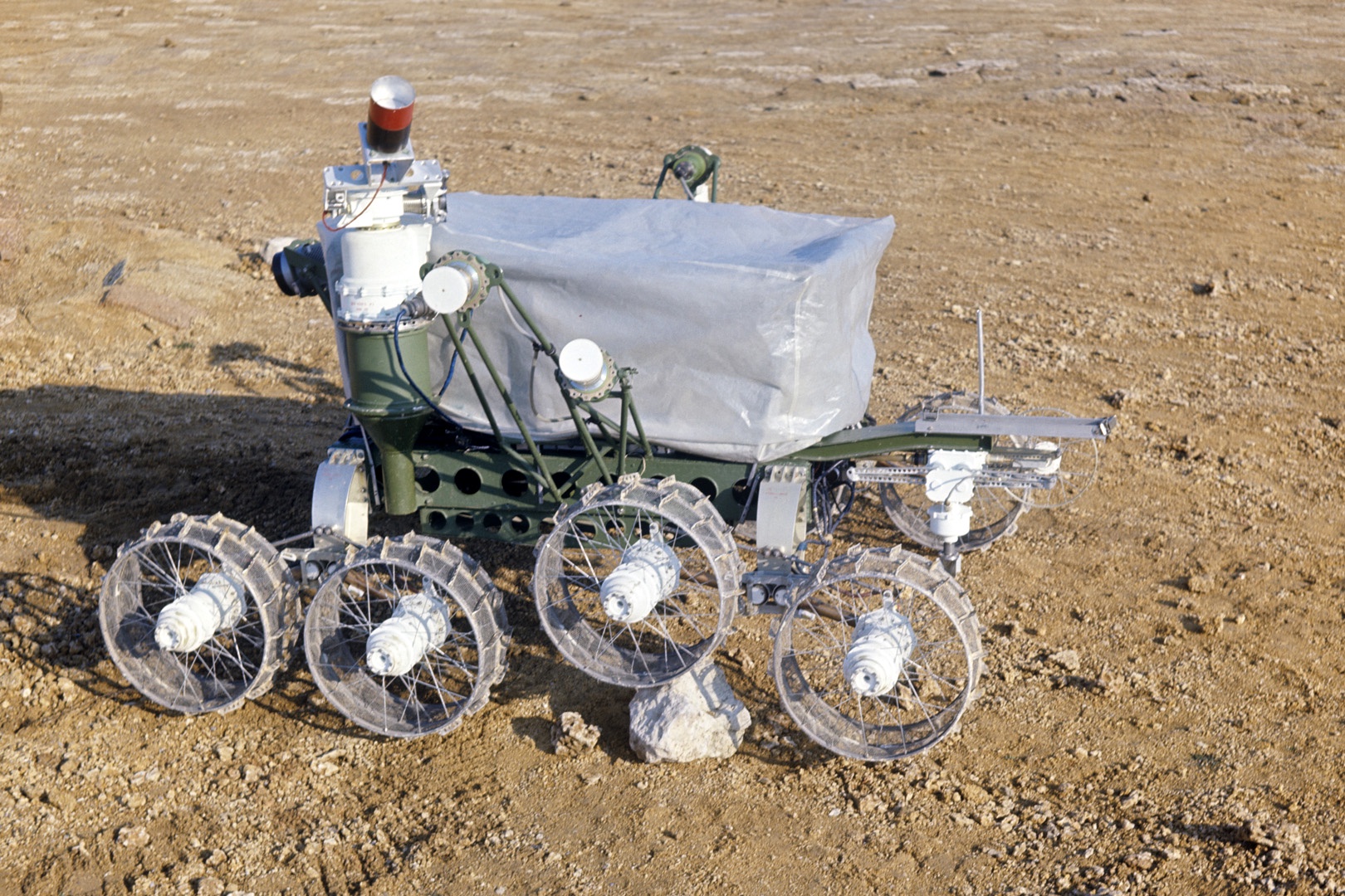 Испытание опытного образца первого лунного самоходного аппарата "Луноход-1". Сентябрь 1970 года. Испытание опытного образца первого лунного самоходного аппарата "Луноход-1". Сентябрь 1970 года.