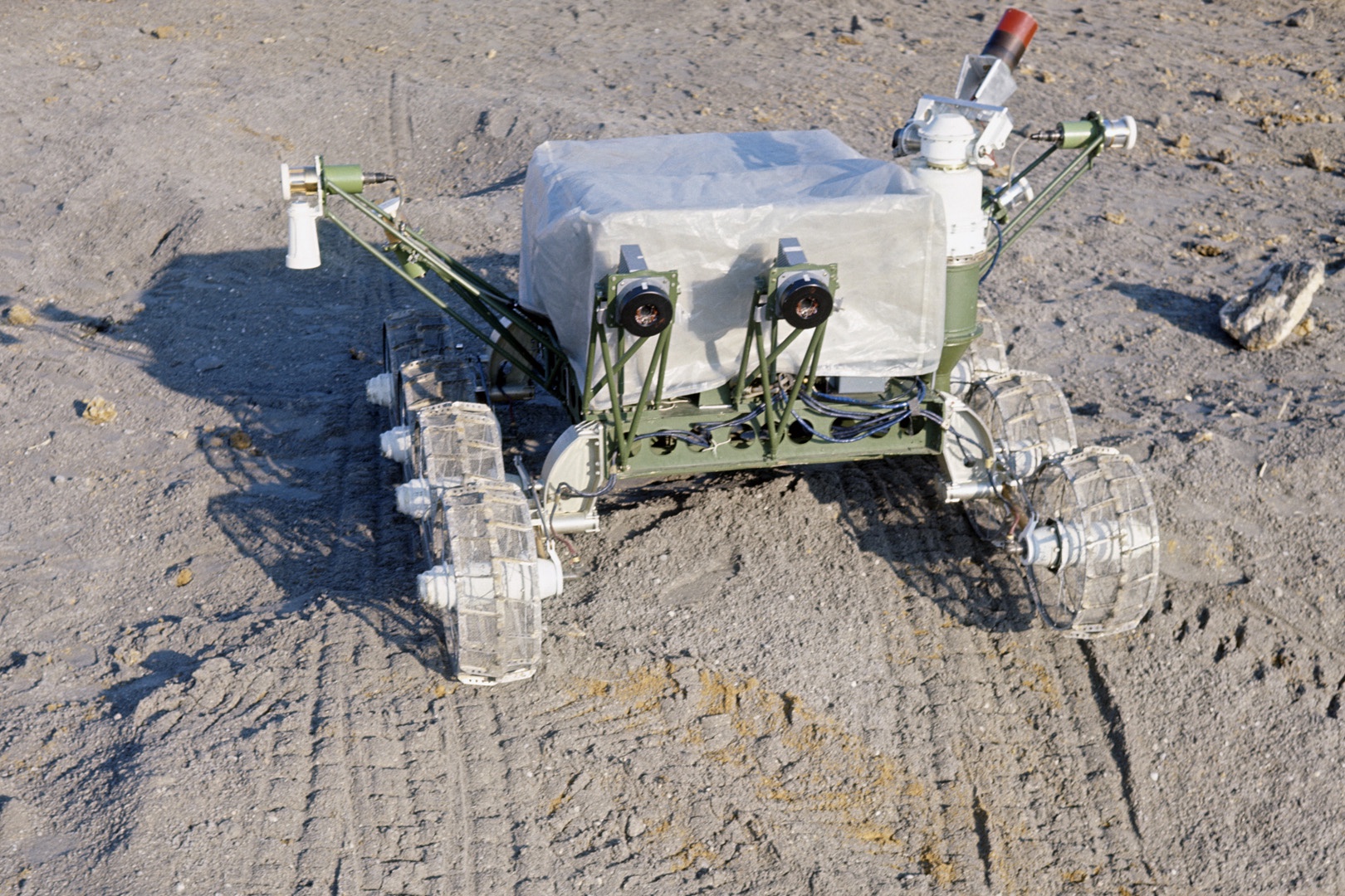 Испытание опытного образца первого лунного самоходного аппарата "Луноход-1". Сентябрь 1970 года. Испытание опытного образца первого лунного самоходного аппарата "Луноход-1". Сентябрь 1970 года.