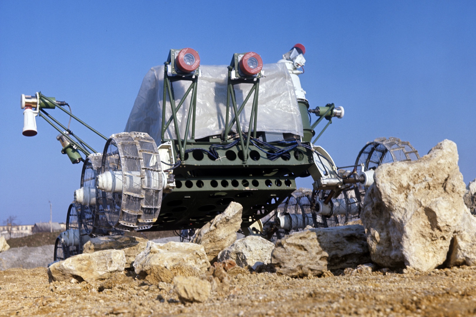 Испытание опытного образца первого лунного самоходного аппарата "Луноход-1". Сентябрь 1970 года. 