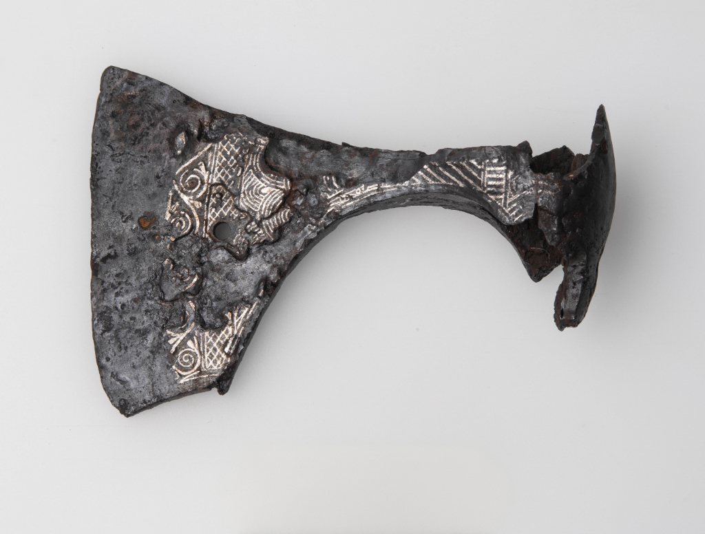 Топор с серебряной инкрустацией датируют X - началом XI века. 