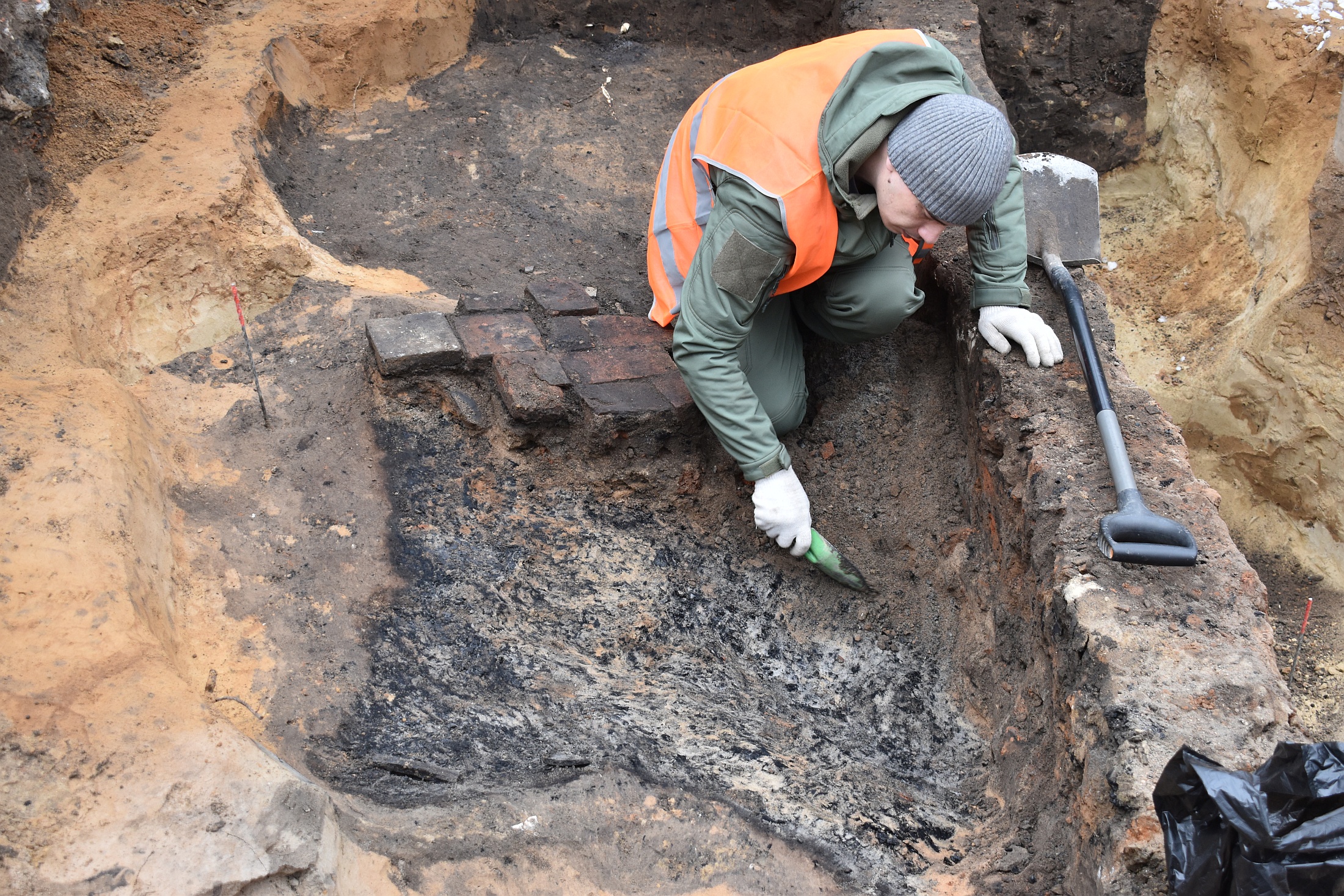 Работы велись с марта по конец октября 2025 года. Археологи изучили около 712 кв. м территории и 150 объектов.