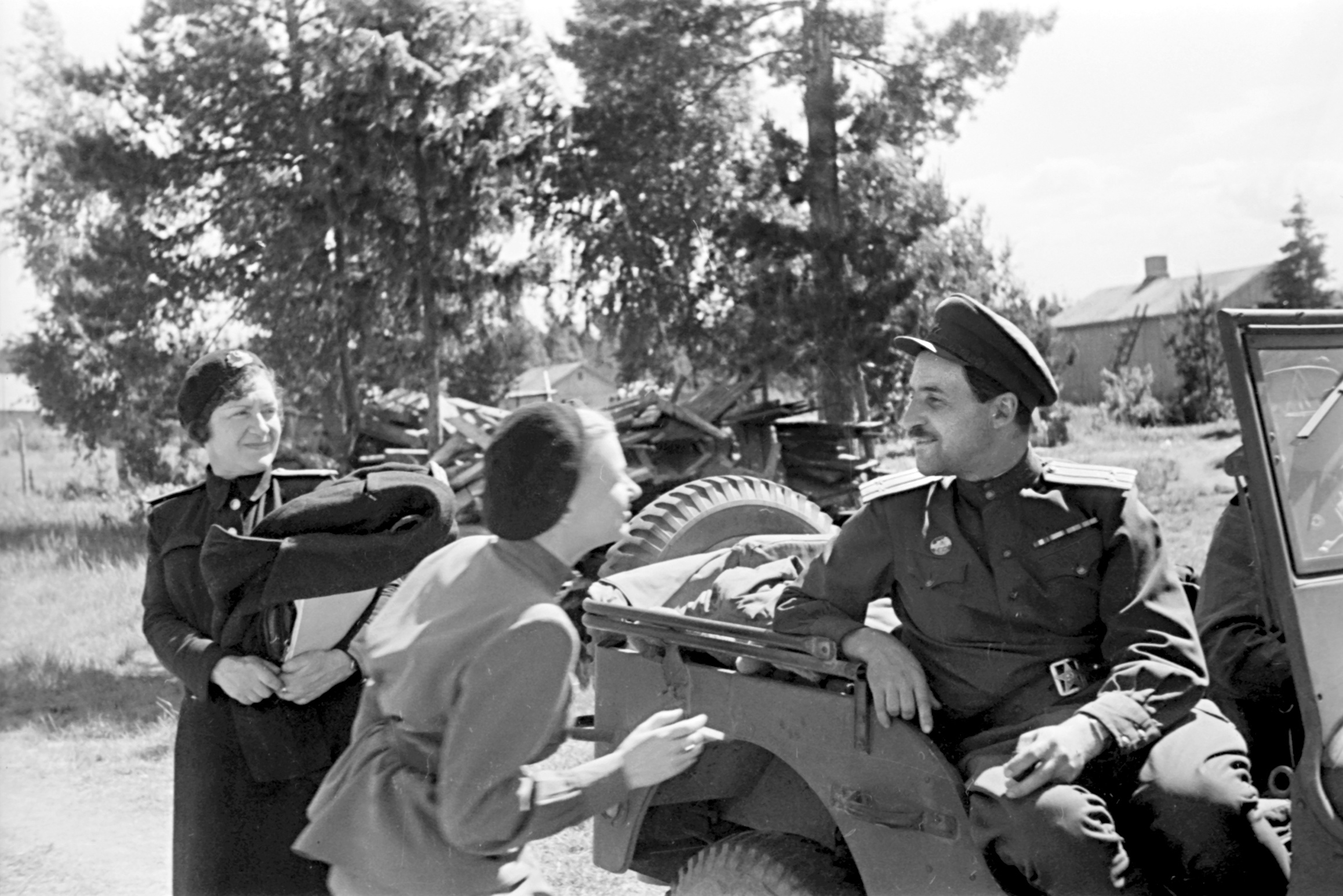 К.М. Симонов и его жена, артистка В.В. Серова, на Ленинградском фронте.1944 г