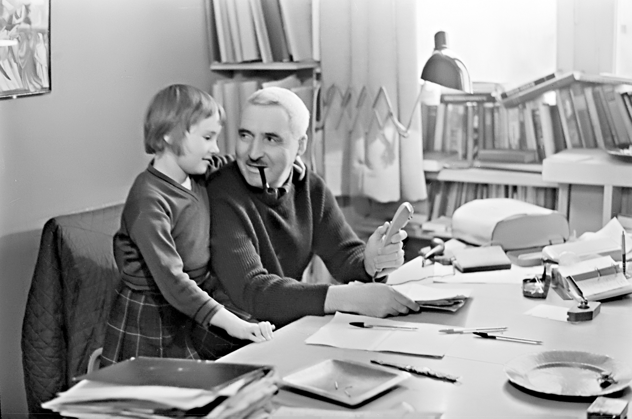 Константин Симонов с дочерью Сашей в своем кабинете. Москва. 1960 г.