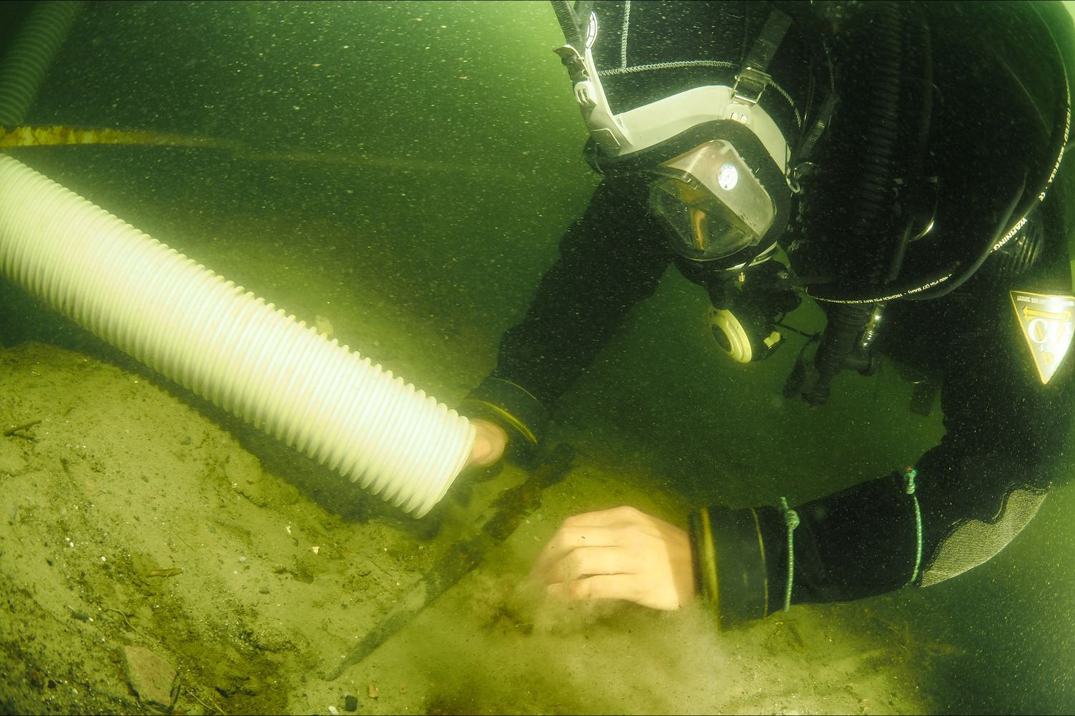  Дайверы достали со дна водоема целый раннесредневековый арсенал - 145 топоров, 64 копьевых наконечника и 8 мечей.