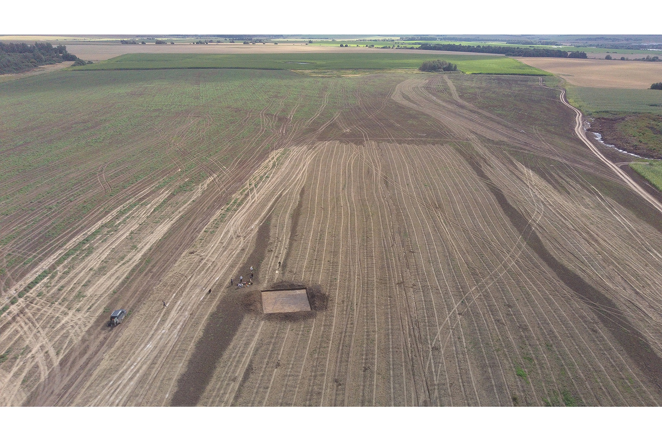 Найдено 550 средневековых предметов, среди которых значительное количество украшений, бытовых объектов и фрагментов оружия.