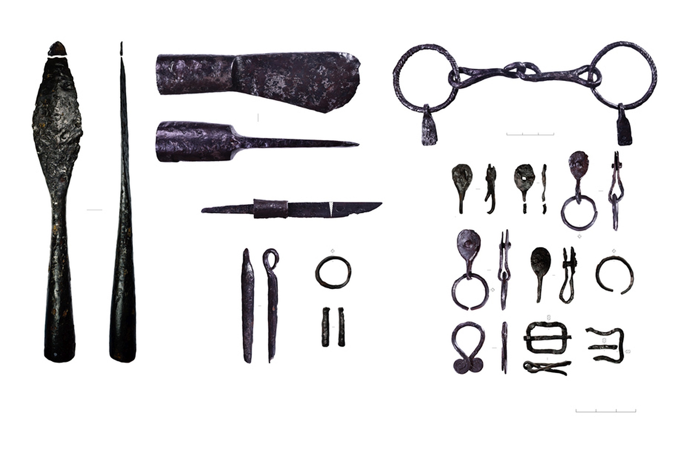Часть из этих находок была сосредоточена в однотипных наборах артефактов, которые исследователи назвали "оружейными комплексами". 