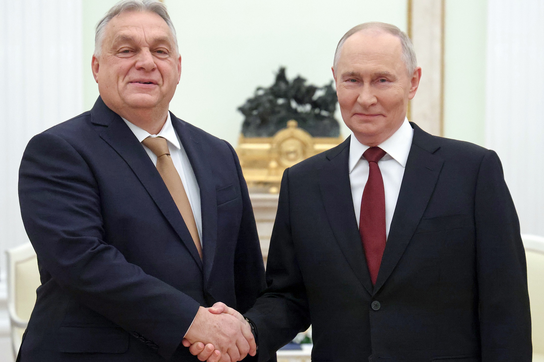 Песков опроверг общение Путина и Орбана на русском языке
