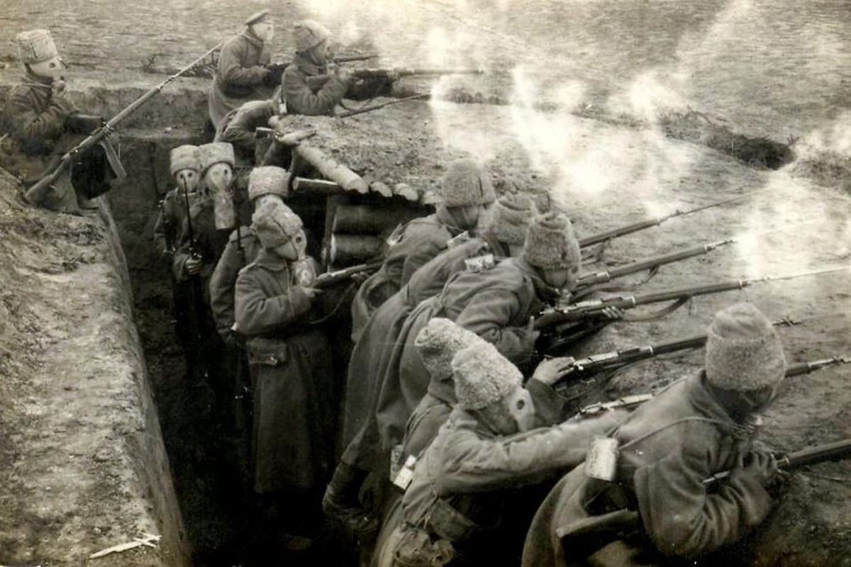 Русская пехота на позициях перед газовой атакой противника. Первая Мировая война.