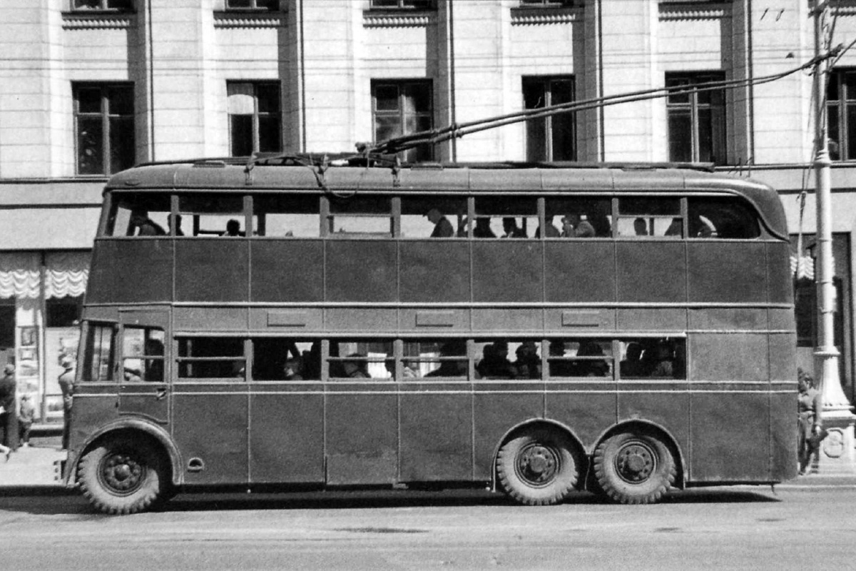Двухэтажный троллейбус на улице Горького. Москва, июнь 1948 г. Фотограф М.Альперт.