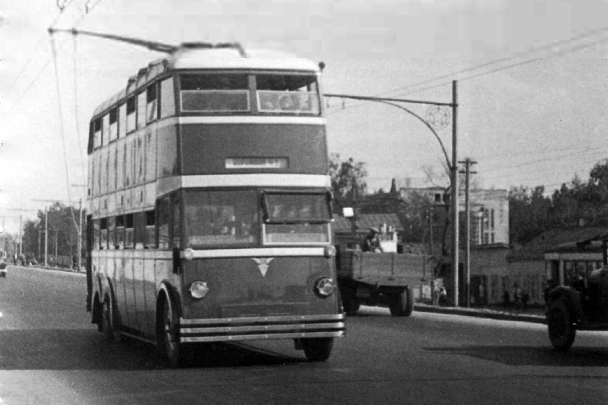 Двухэтажный троллейбус на Ленинградском шоссе. Москва, 1937 г. Фотограф Л. Доренский.