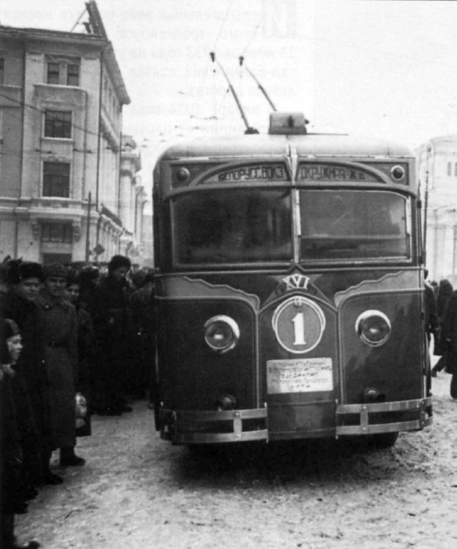 Один из первых троллейбусов на площади Свердлова. Москва, 1934 г. Фотограф Б. Кудояров.