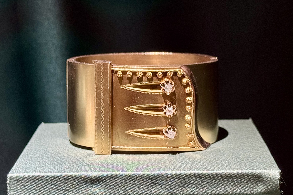 Браслет-манжет с медальоном. Санкт-Петербург. 1880-е