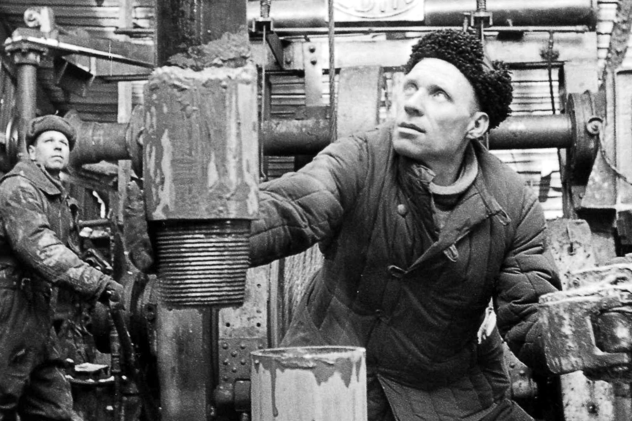 Мастер треста "Краснокамскнефть" И. Черемных за бурением нефтяной скважины. Молотовская обл., 1947 г.