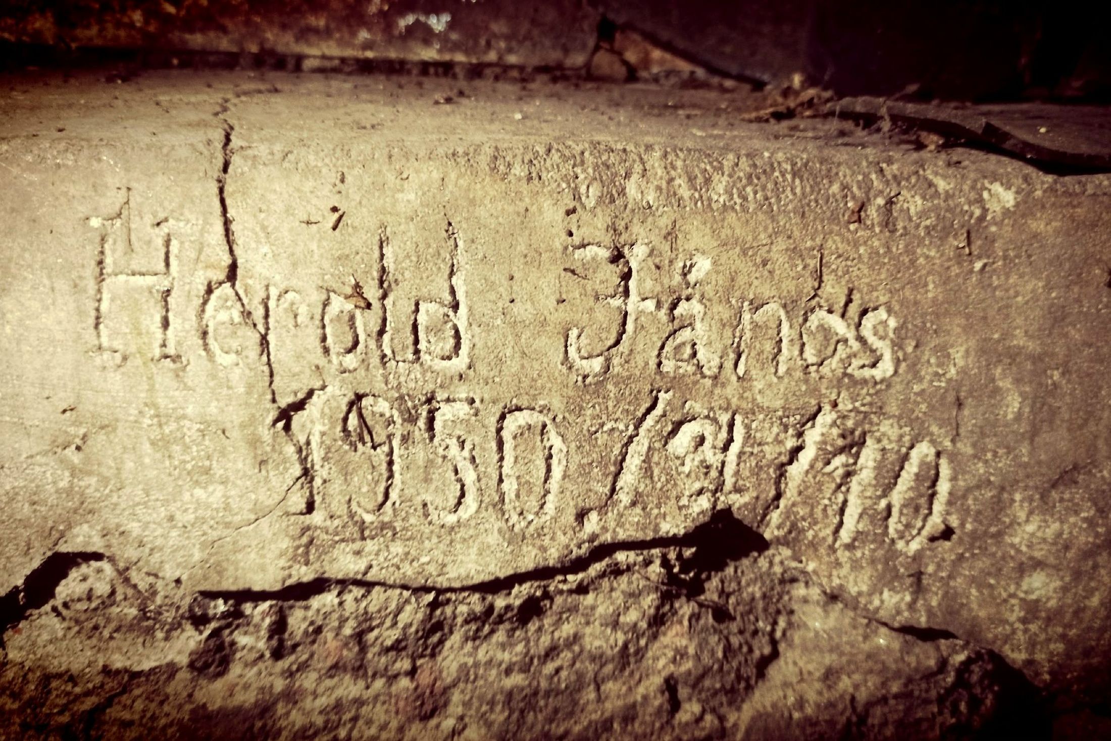 На кирпиче в подвале дома нацарапано: "Гарольд Янош. 1950 год, 31 октября".