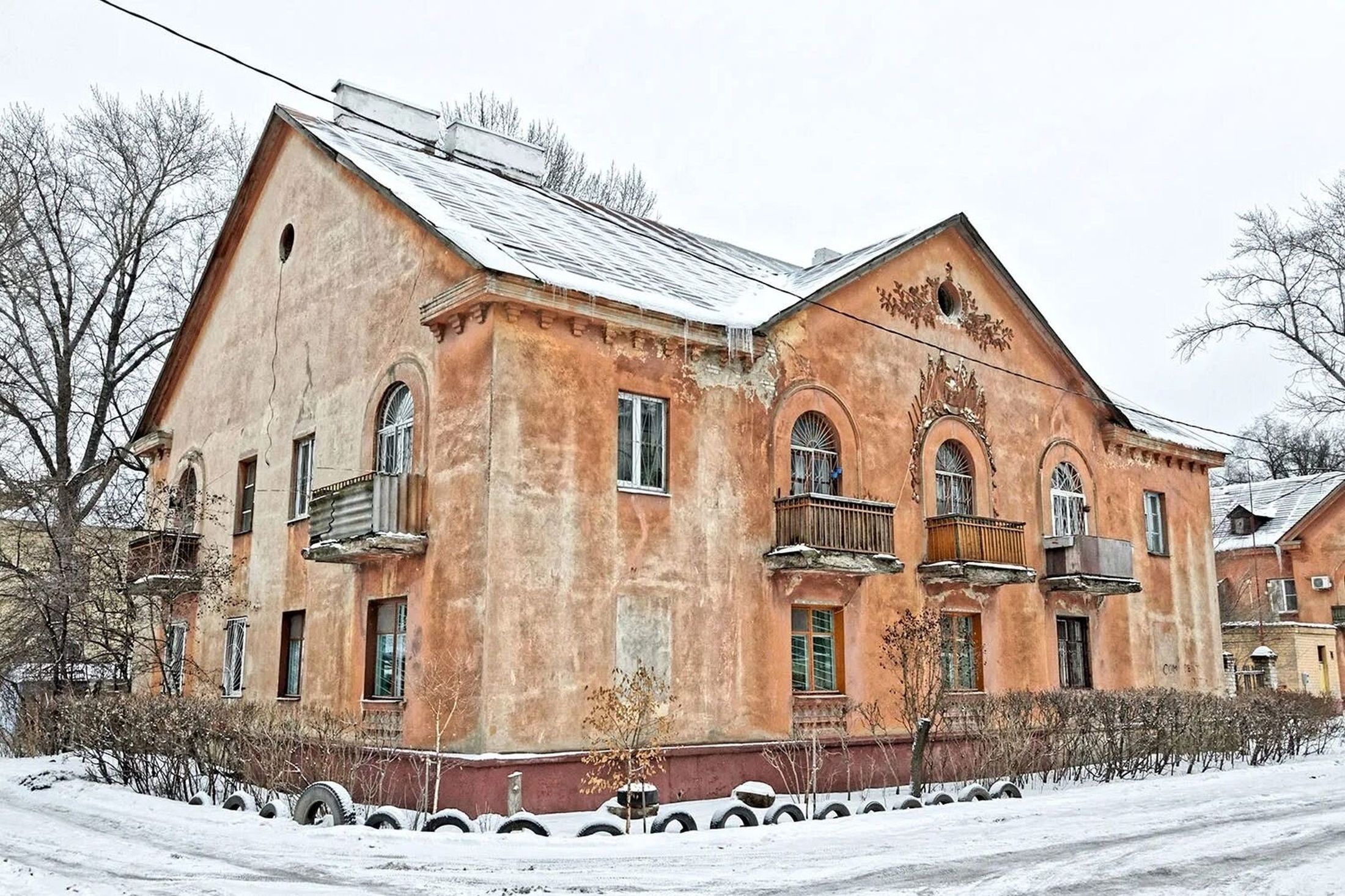 Дом находится в районе послевоенной застройки. Он до сих пор самый красивый на проспекте Труда, хотя и обветшал.