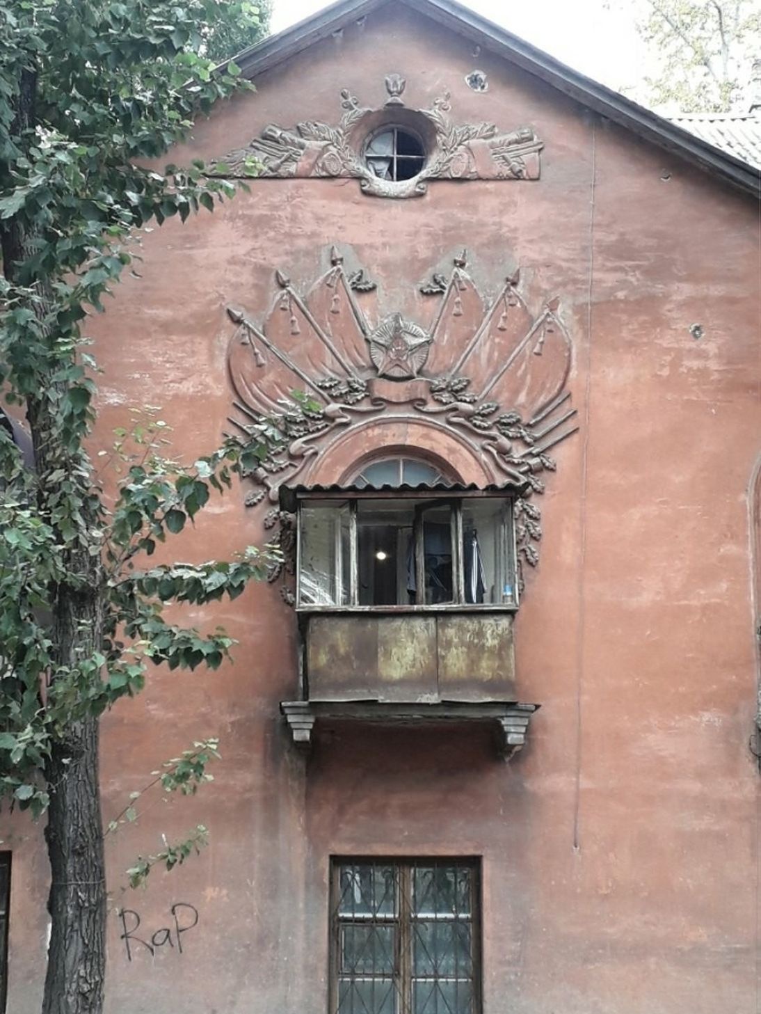 А для начала 50-х годов это была шикарная постройка в стиле богато украшенного лепниной "сталинского ампира".