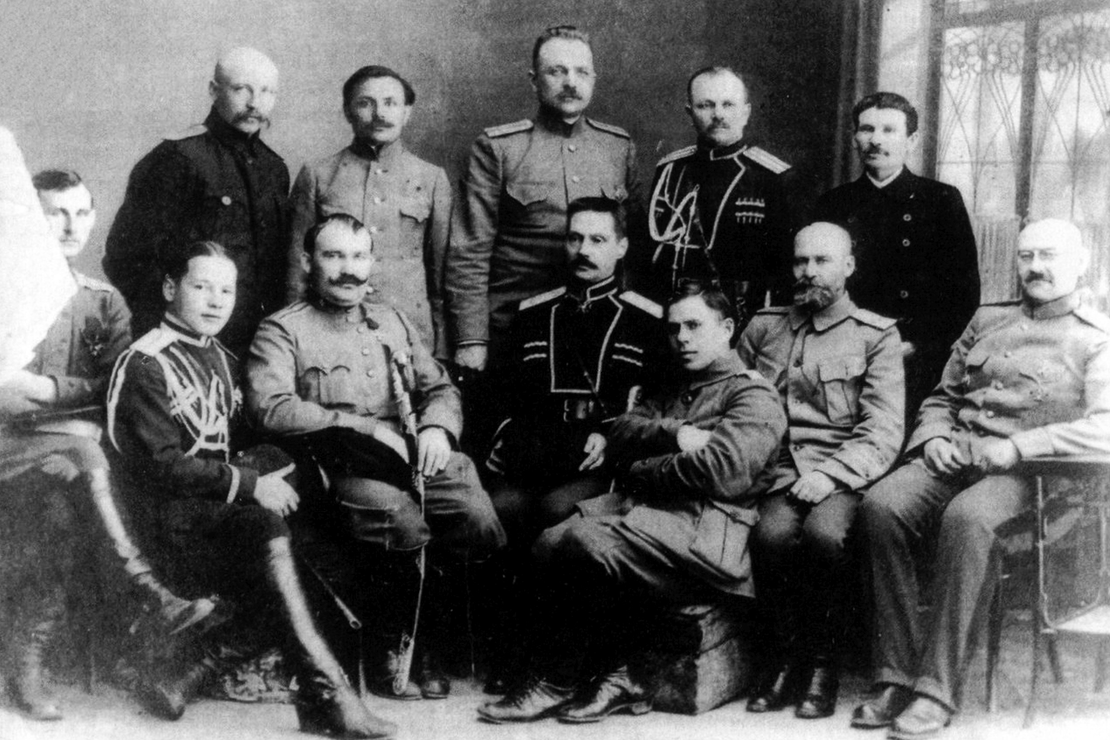 Г. М. Семенов и атаман Сибирского войска П. П. Иванов-Ринов (сидят в центре).