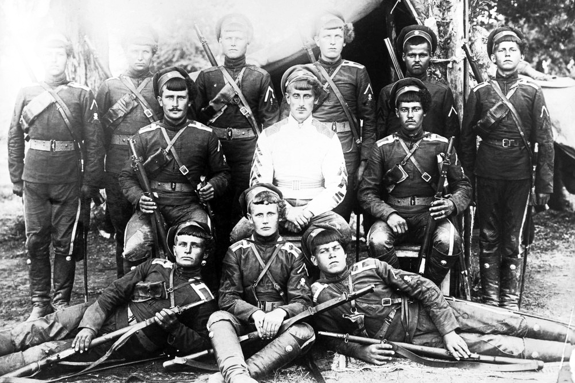 Борис Анненков (в центре) со своими бойцами.