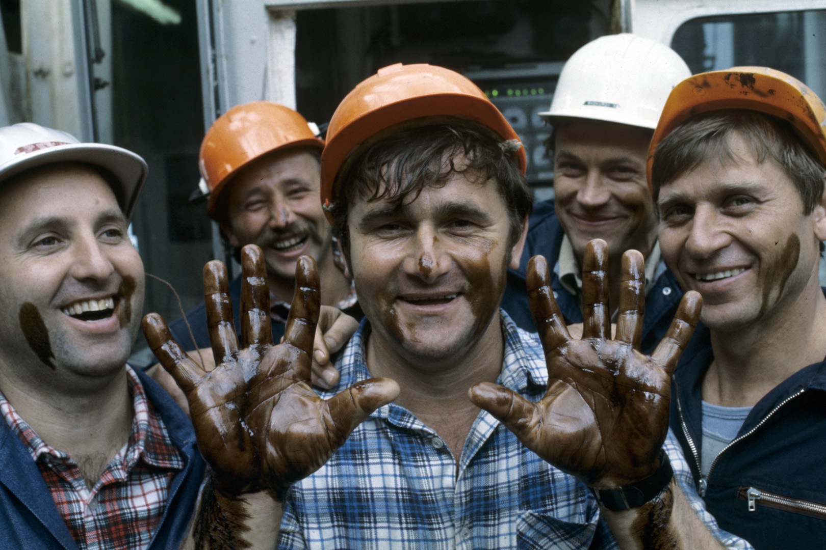 Нефтяники на самоподъемной плавучей буровой установке объединения "Петробалтик" для проведения совместных поисков нефти и газа в Балтийском море (СССР, ПНР и ГДР). 1986 год. 