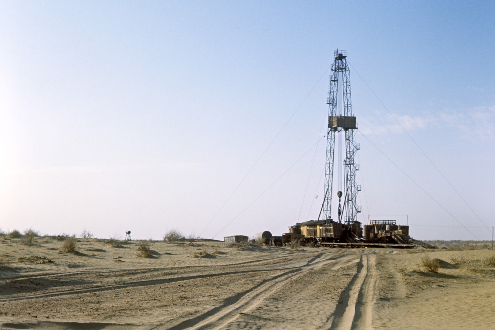 Скважина на Газлинском газовом месторождении. Пустыня Каракум, Узбекистан. 1966 год. 