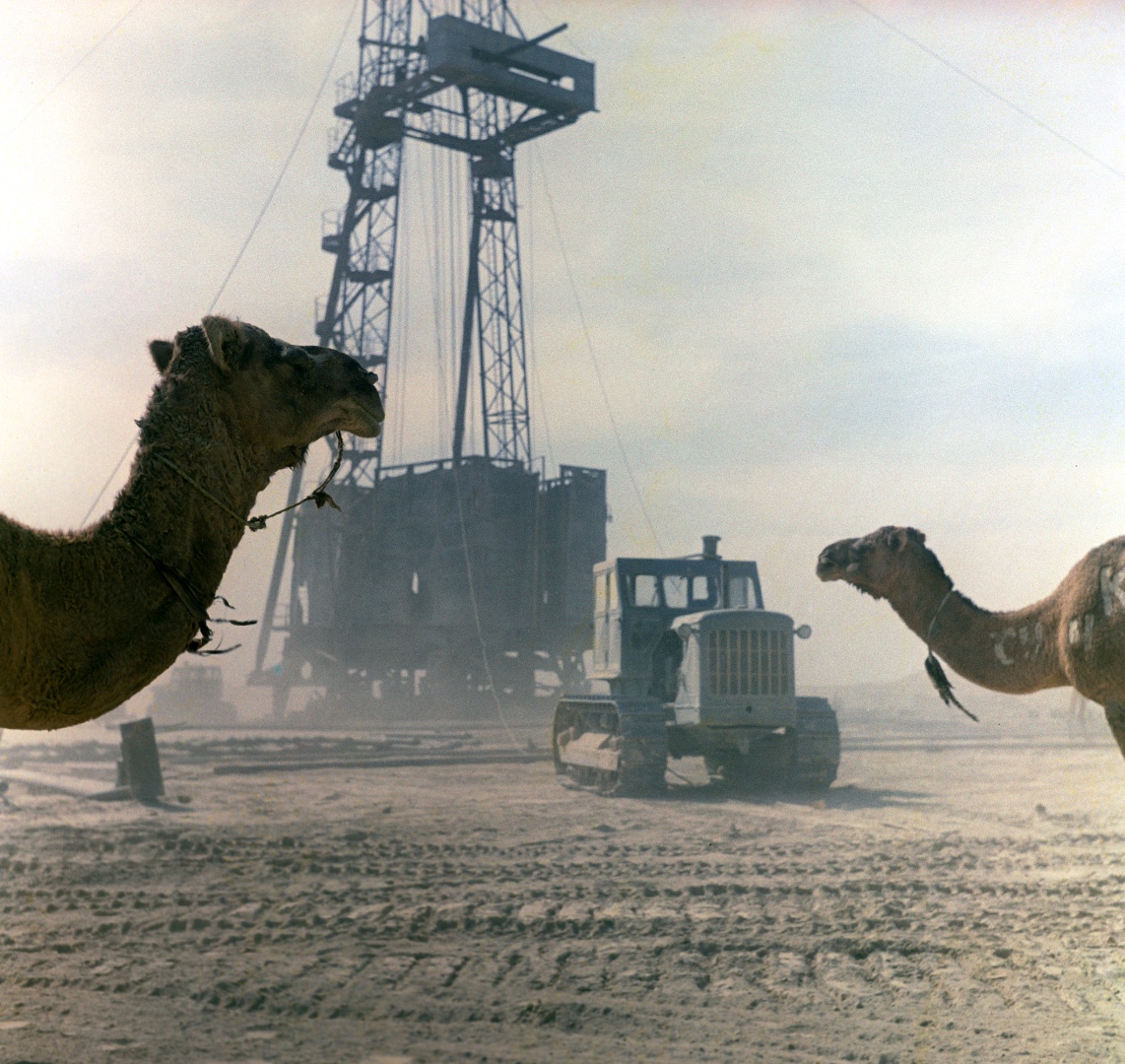 Буровая установка на Мангышлакском месторождении нефти, Казахская ССР. 1970 год. 