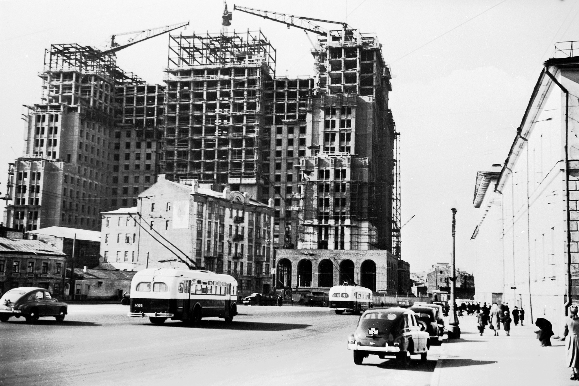 Строительство высотного жилого дома на площади Восстания (Кудринская площадь) в Москве. По проекту архитекторов М. В. Посохина, А. А. Мндоянца и конструктора М. Н. Вохомского. 1952