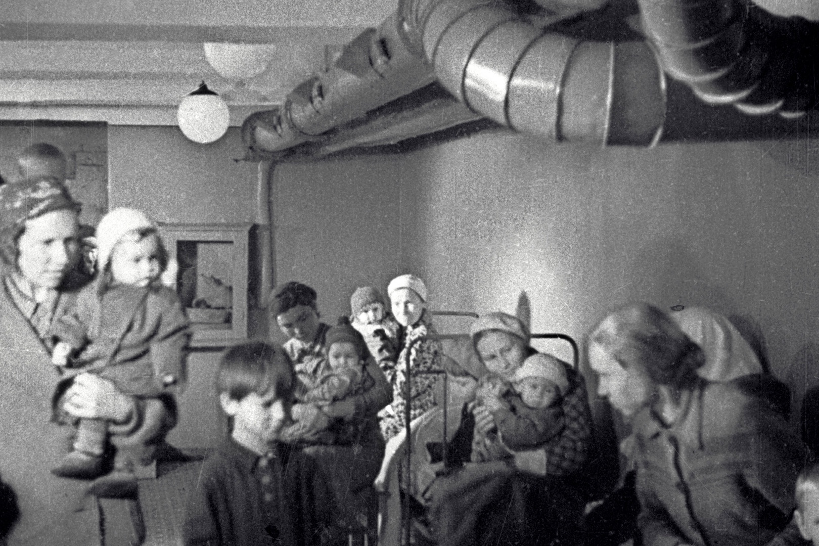 Жители Москвы во время воздушной тревоги укрываются в бомбоубежище, расположенном в подвале жилого дома. Оборона Москвы, сентябрь 1941 года. 