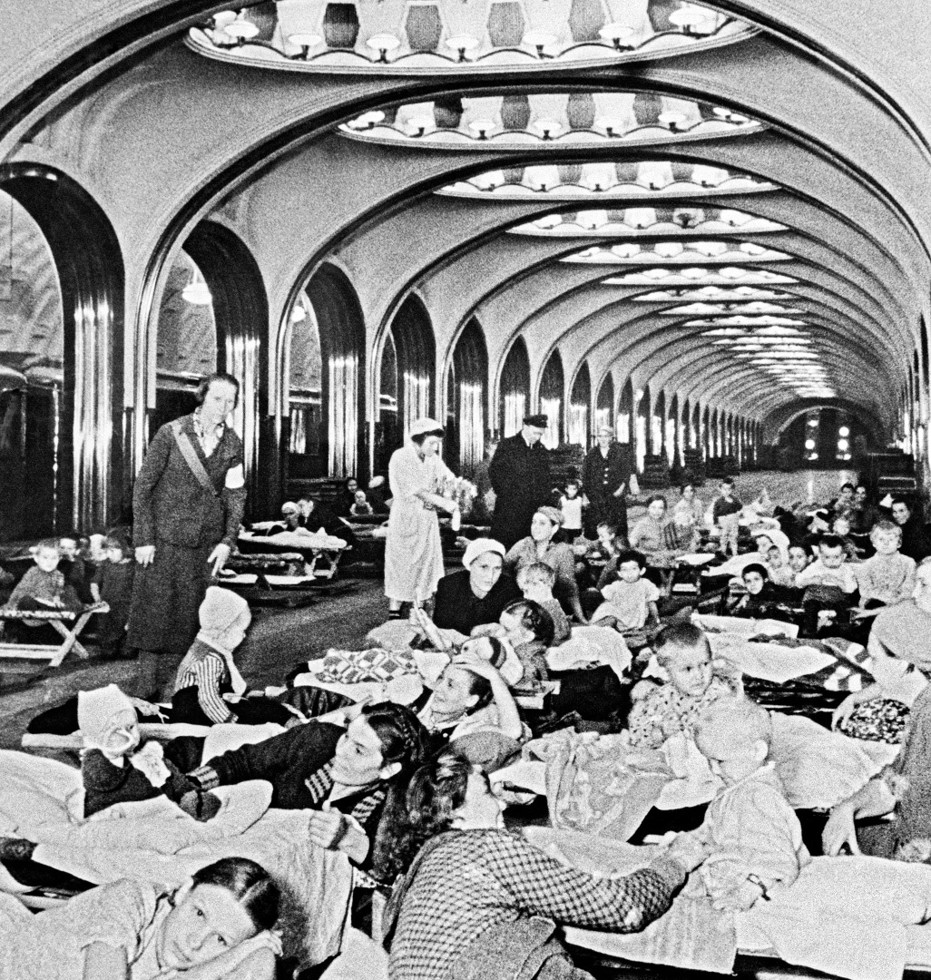 Женщины и дети во время бомбардировки скрываются на станции метро "Маяковская". Москва, октябрь 1941 года. 