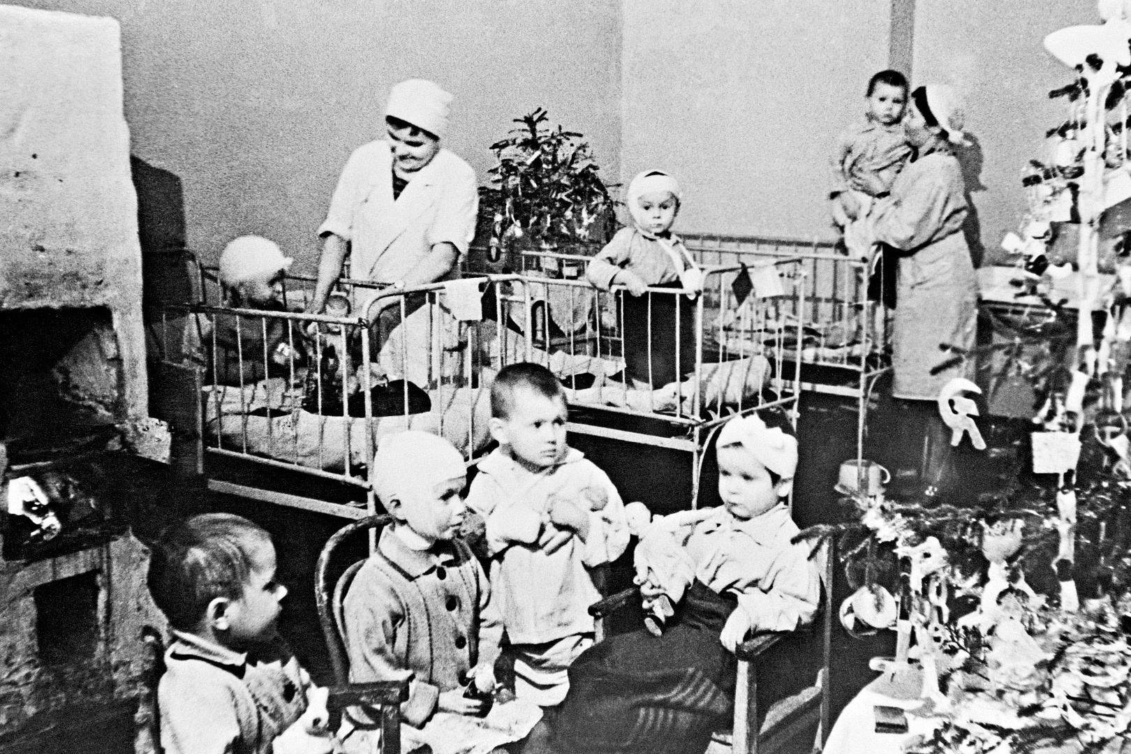 Празднование Нового года в детской больнице блокадного Ленинграда. Январь 1942 года. 