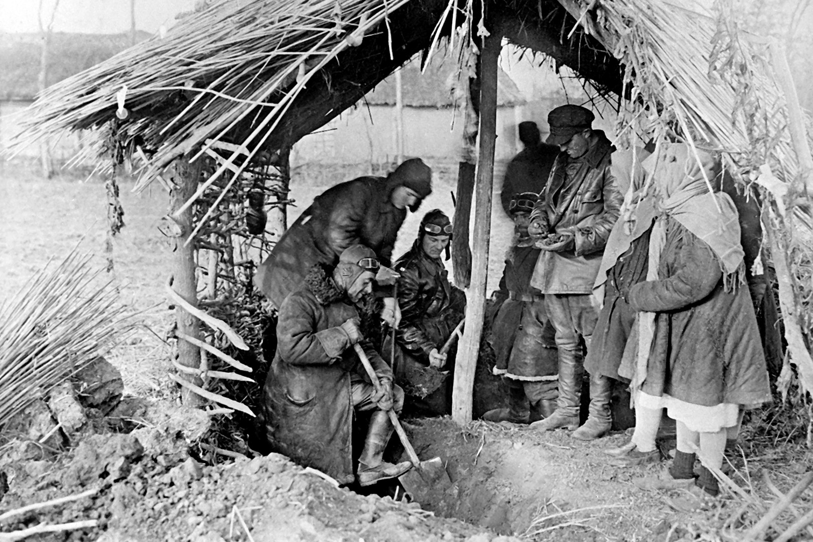 Бригада комиссии по хлебозаготовкам откапывает крестьянское зерно, спрятанное в схронах. 1933 год.