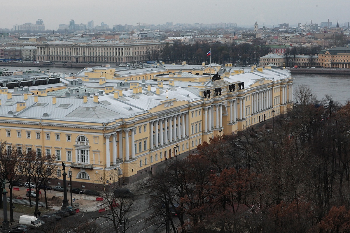 Вид на здание Сената и Синода с колоннады Исаакиевского собора