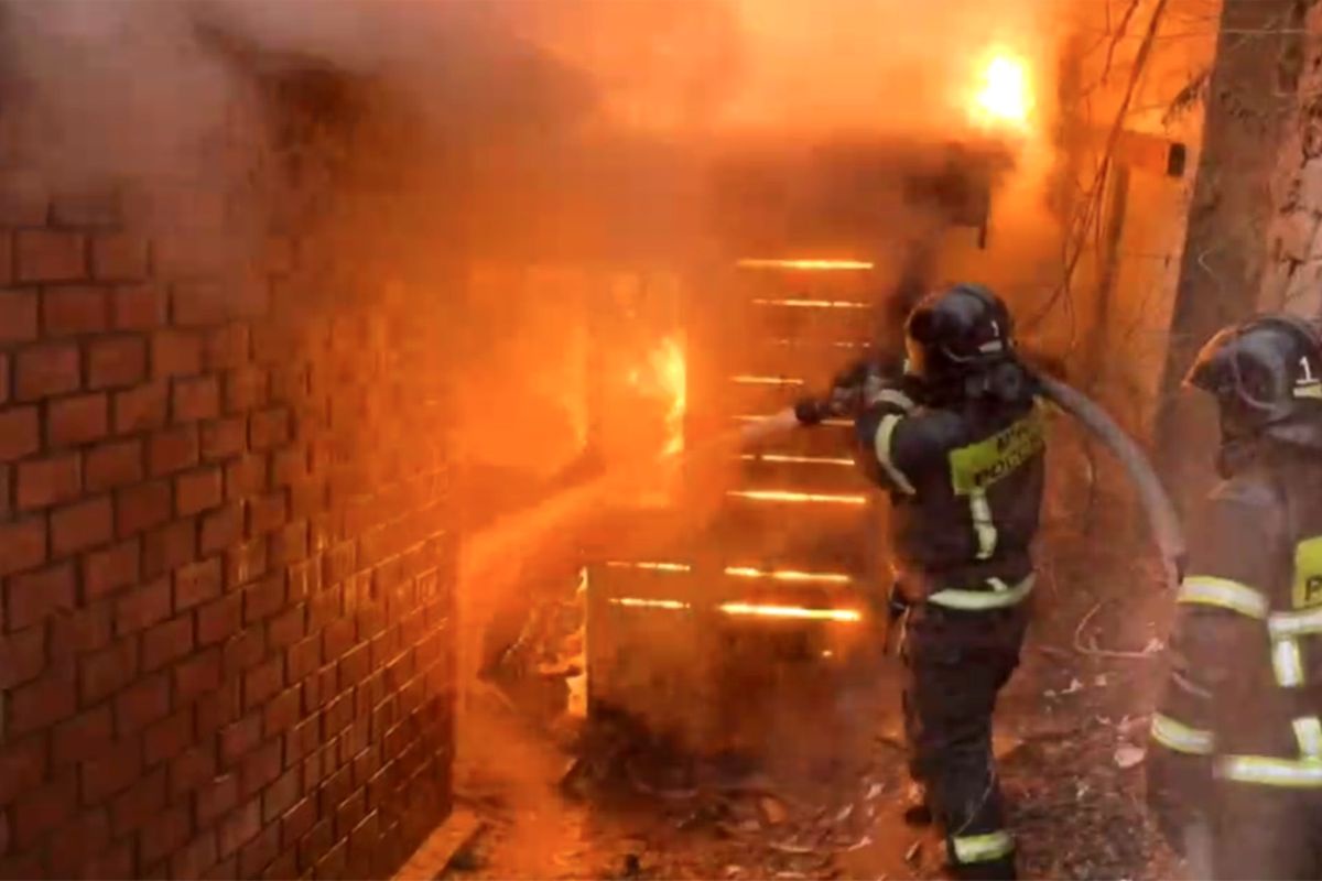 Пожар в здании в Почтовом переулке Владивостока начался в ночь на 29 декабря.