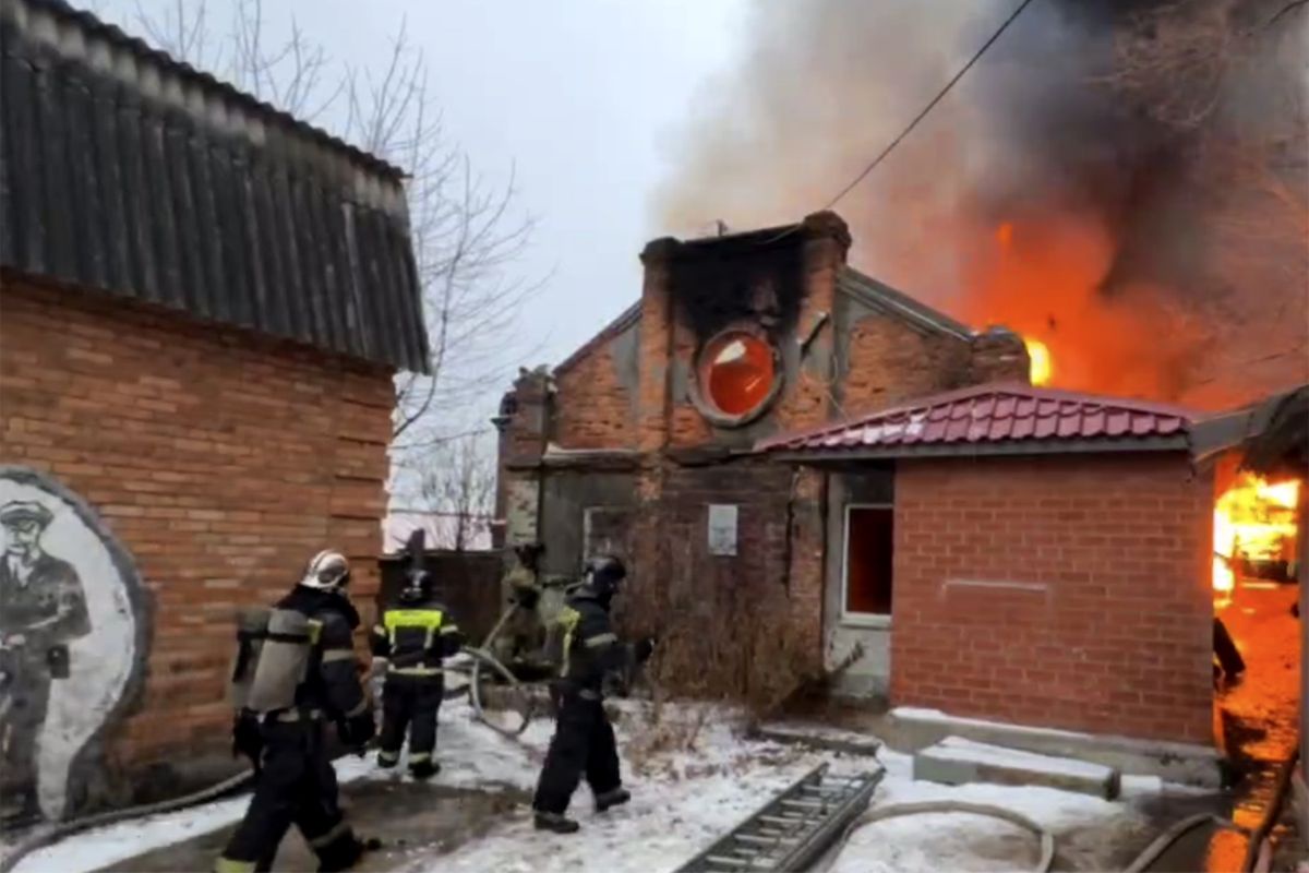 Площадь возгорания составила около 300 квадратных метров. 