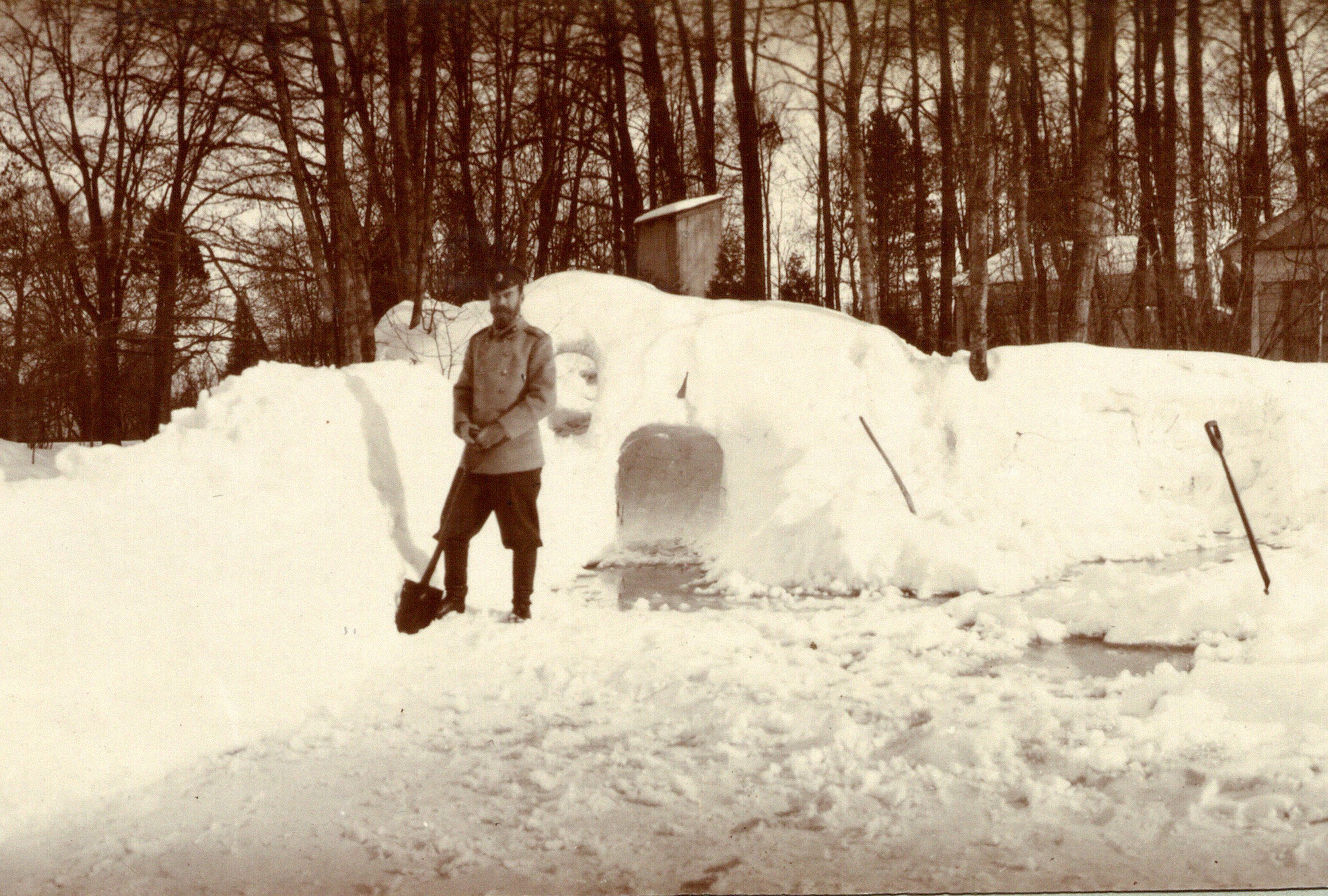 Николай II у снежной горки в Царском селе