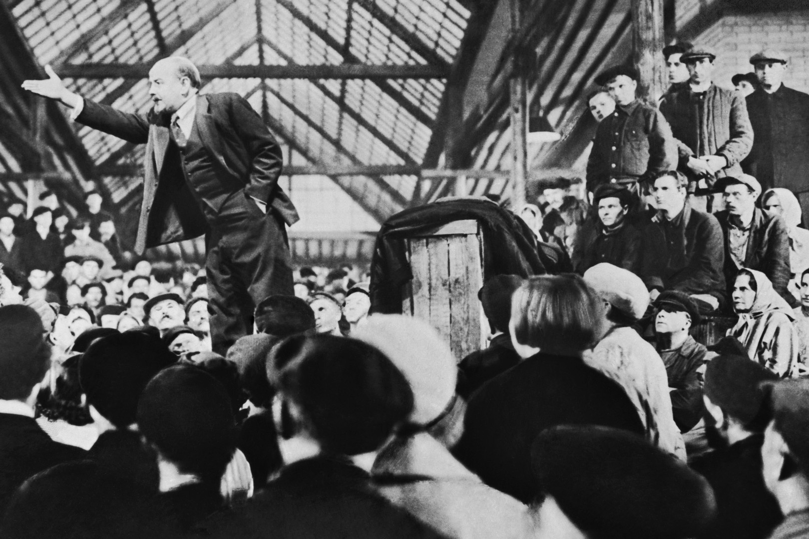 Кадр из художественного фильма "Ленин в октябре", 1937 год. В роли Владимира Ильича Ленина - Борис Щукин.