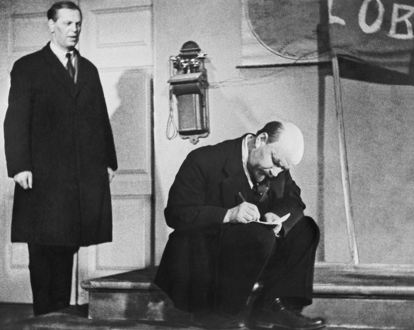 Кадр из художественного фильма "Ленин в октябре", 1937 год. В роли В. И. Ленина - артист Борис Щукин, в роли рабочего Василия - артист Николай Охлопков.