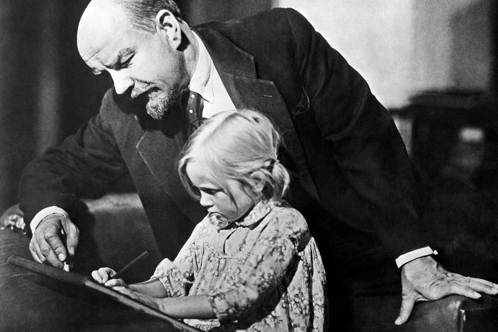 Кадр из художественного фильма "Ленин в октябре", 1937 год. В роли Владимира Ильича Ленина - Борис Щукин.