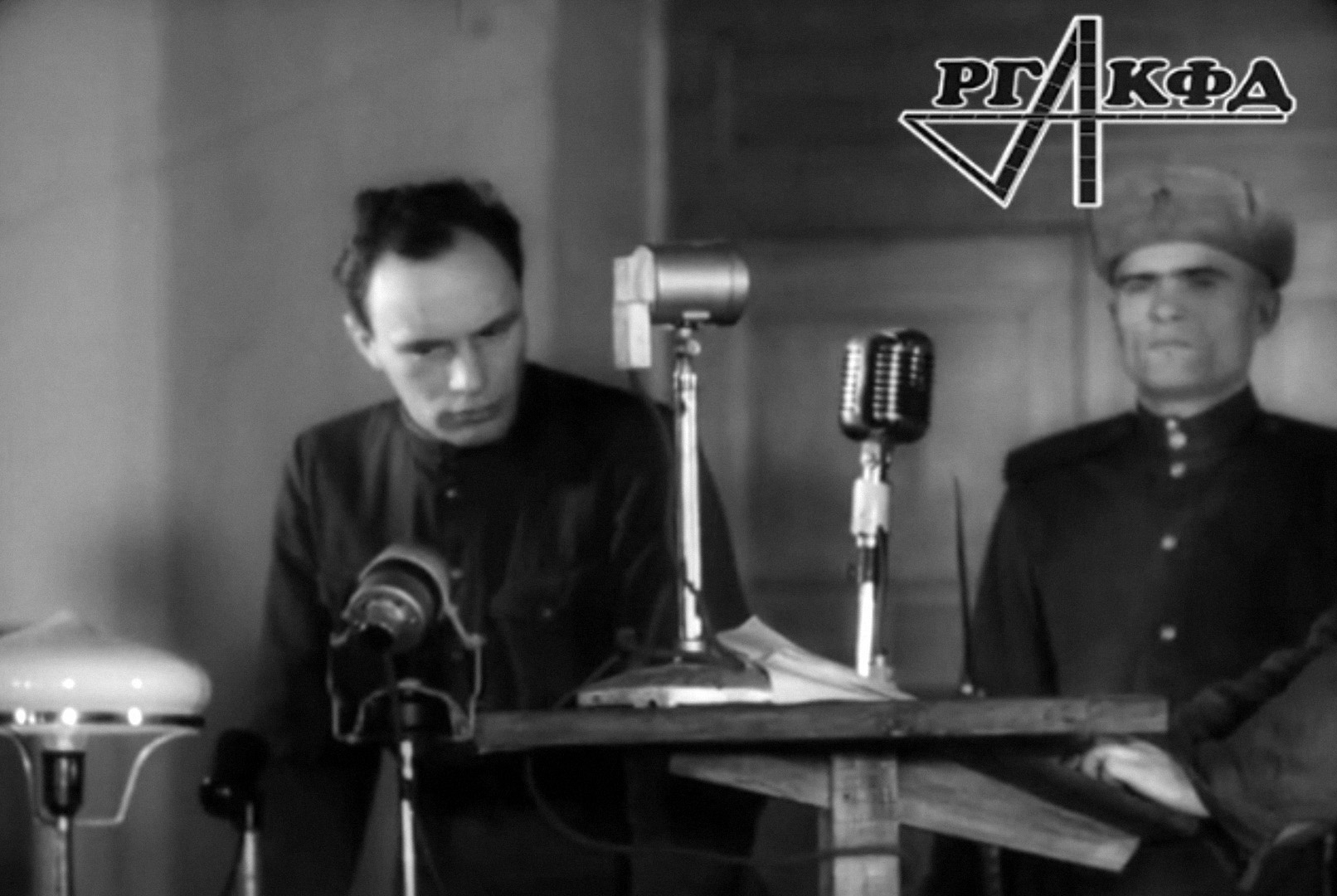 Переводчик с русского на немецкий в зале, где проходил Киевский судебный процесс.