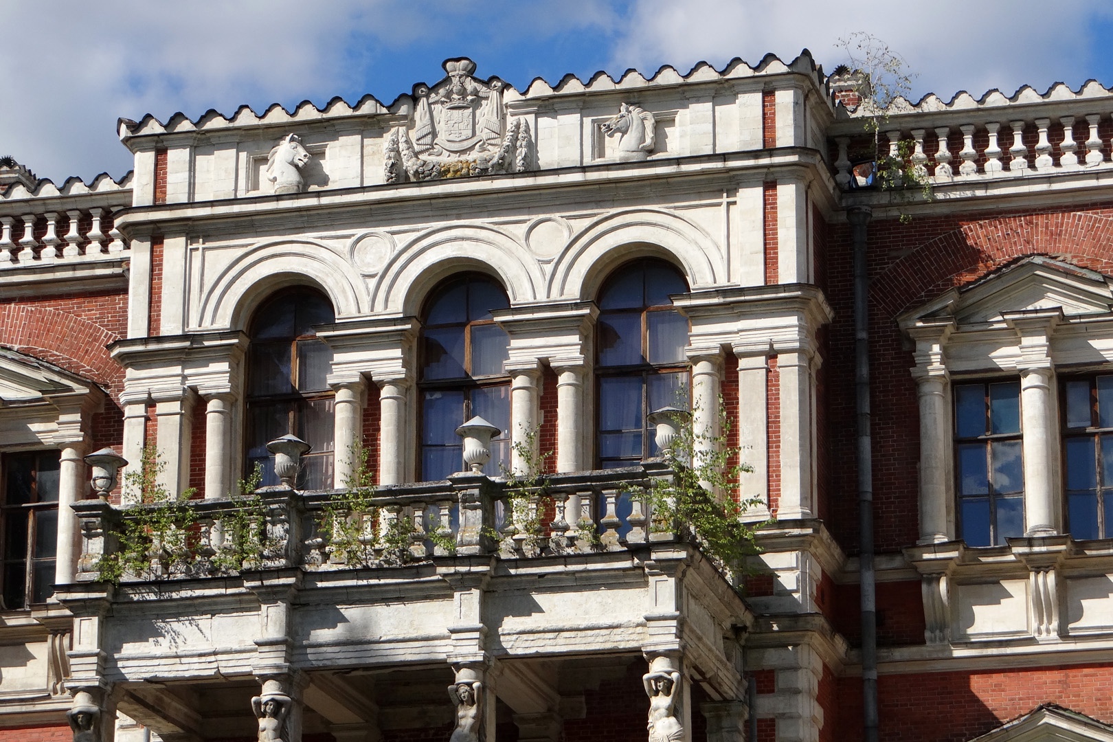 Балкон главного дома Усадьбы Воронцова-Дашкова. 2016 год. 