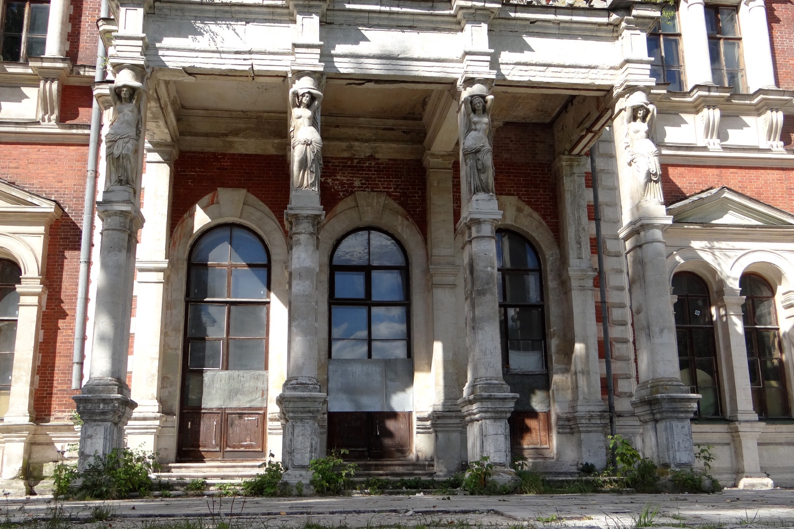 Вход главного дома Усадьбы Воронцова-Дашкова, вид со стороны реки Быковки. 2016 год. 